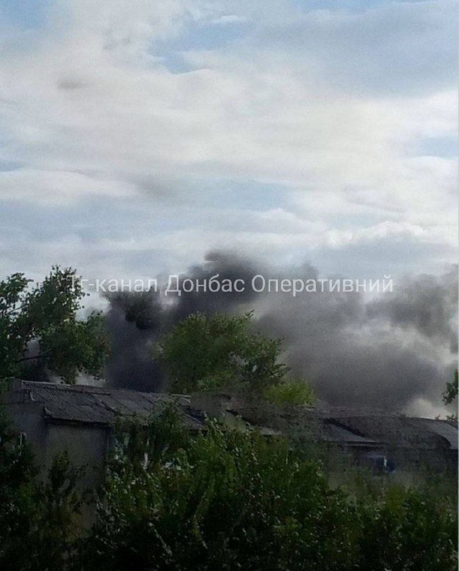 Incendie en Ukraine dans la région de Donetsk à la suite d'un bombardement