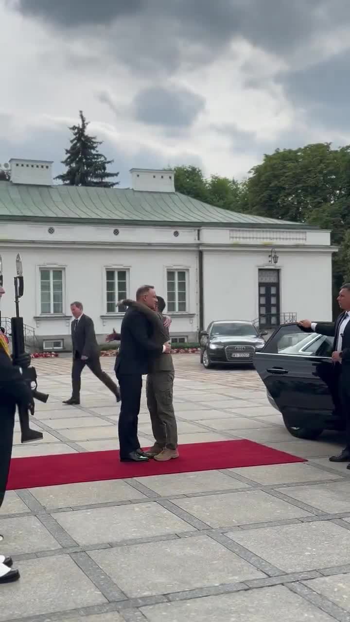 El presidente @AndrzejDuda, antes de partir hacia la cumbre de la OTAN, se reunió en el Palacio Belvedere con el presidente de Ucrania @ZelenskyyUa