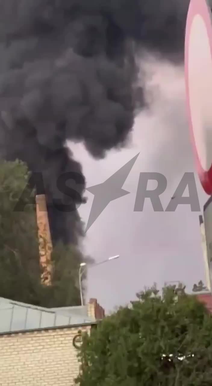 Bir drone Volgograd bölgesindeki bir petrol deposuna saldırdı. İlk videoda İHA, Kalach-on-Don şehrinde halihazırda yanan bir petrol deposuna uçuyor ve patlıyor. Vali Bocharov'a göre, o gece iki nesneye saldırı düzenlendi. petrol deposu ve bir elektrik trafo merkezi. Hava savunma güçlerinin saldırısı durduruldu, ancak sözde düşen enkaz sonucu her iki cisim de alev aldı. Bu yüzden bu kadar değil.