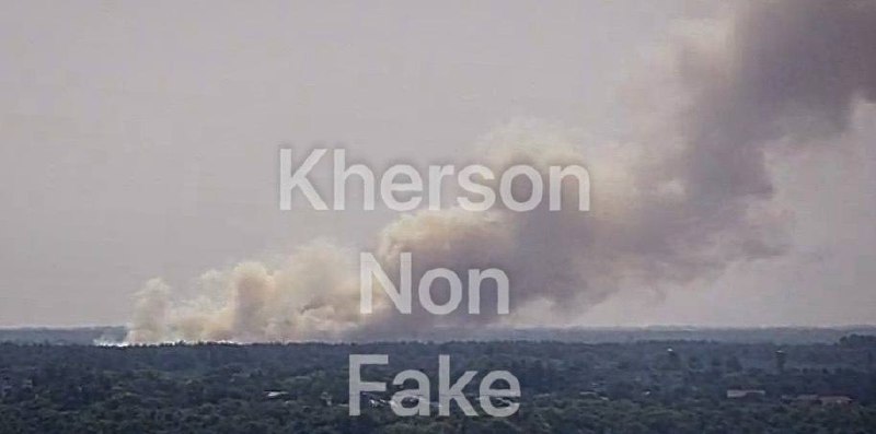 Incendie sur la rive gauche de la région de Kherson après les frappes des forces de défense ukrainiennes