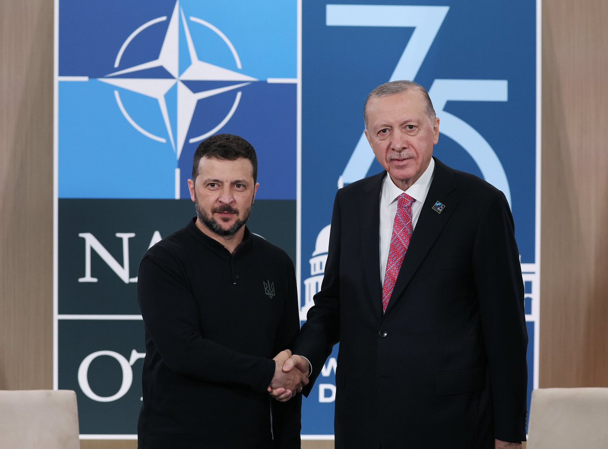 Erdoğan Washington'da Zelenskiy ile görüştü. Görüşmede Cumhurbaşkanı Erdoğan, Türkiye'nin Ukrayna-Rusya savaşının adil bir barışla sona ermesi için çabalarını sürdürdüğünü, Karadeniz Tahıl Girişimi'nin yeniden canlandırılması için çalışmaların başladığını ifade etti. Cumhurbaşkanı Erdoğan, Türkiye'nin barışa zemin hazırlamak için arabuluculuk dahil her türlü girişime hazır olduğunu da ifade etti.