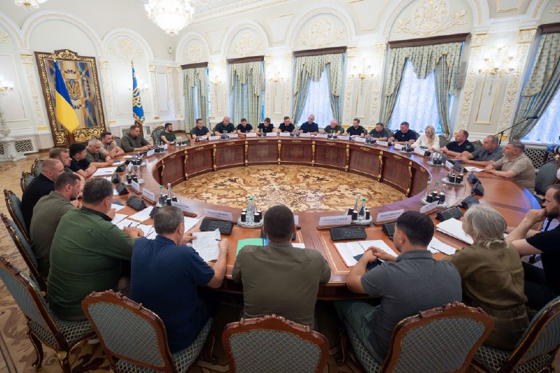 El presidente Zelenskyy se reunió con los jefes de las administraciones militares regionales. Los temas clave fueron la situación operativa en las regiones, las fortificaciones, la energía y la seguridad.