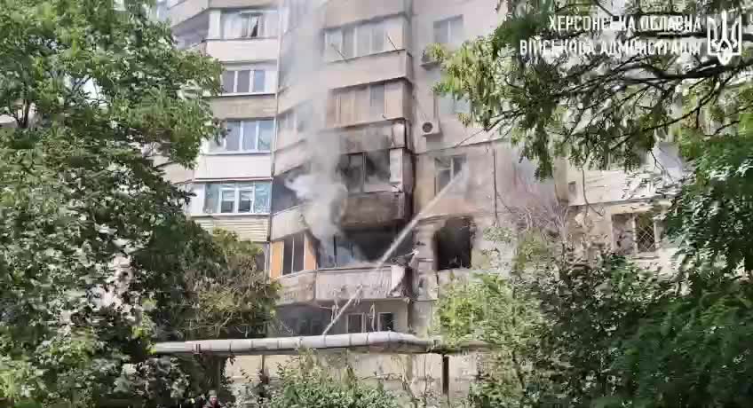 Une maison d'habitation a été touchée lors d'un bombardement russe à Kherson