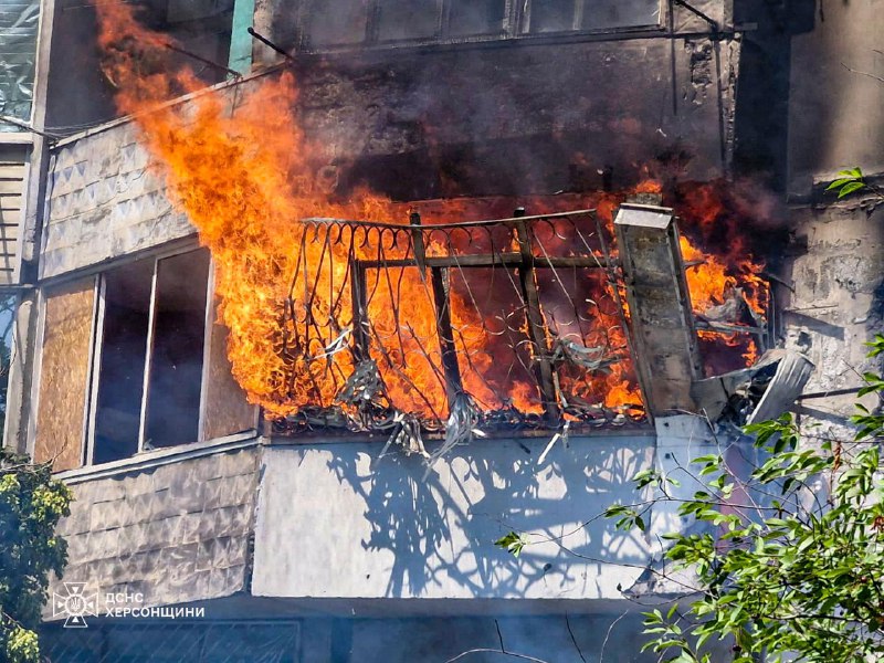 5 Personen nach russischem Bombardement in Cherson aus brennendem Haus gerettet