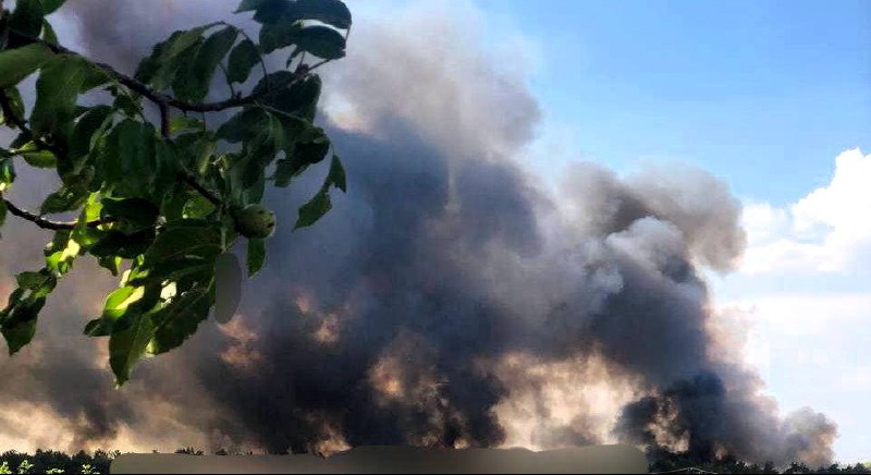 Großes Feuer nach Bombardierung in der Nähe von Malokachowka in der Region Cherson