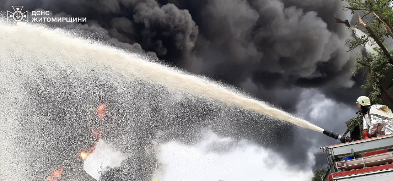 Los bomberos extinguieron los incendios provocados por un ataque con drones en la provincia de Zhytomyr. Esta noche sufrieron daños 10 casas particulares y una instalación de infraestructura