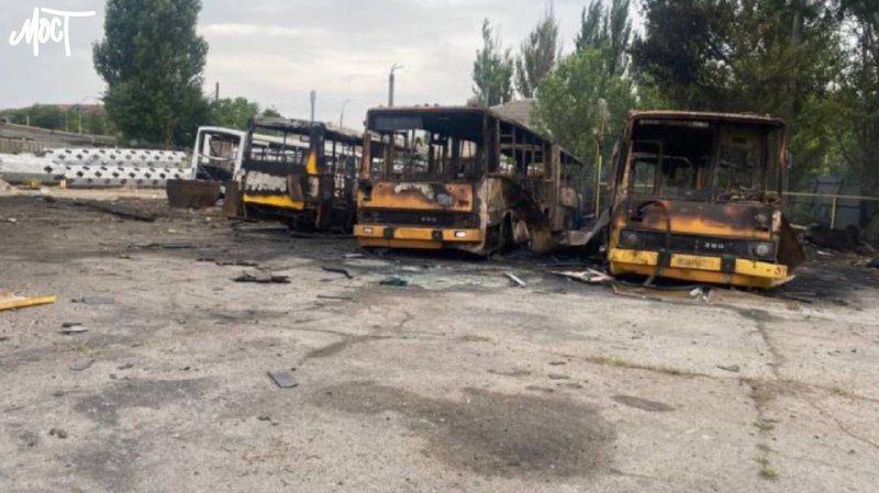 Mehrere Busse sind in Cherson nach dem Einsturz von Shahed-Trümmern niedergebrannt