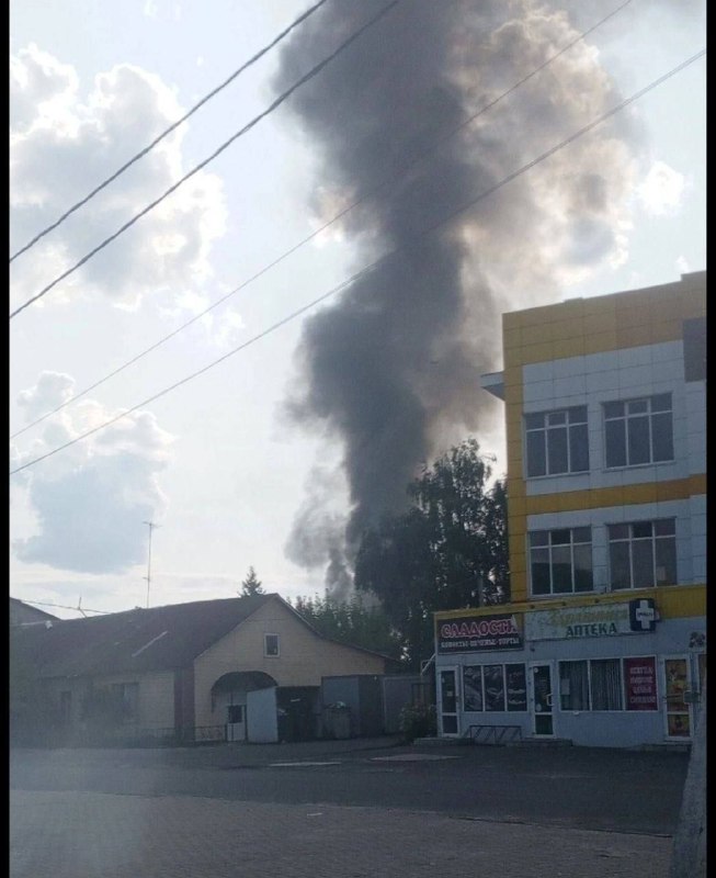 Incendie après des explosions à Tyotkino, région de Koursk