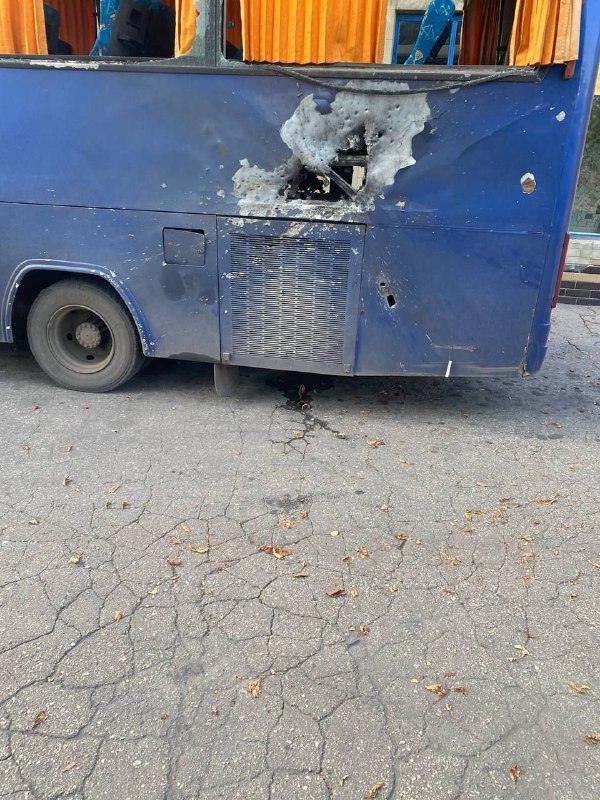 FPV дрон вдарив по автобусу у Новогродівці Донецької області та в Лісівці