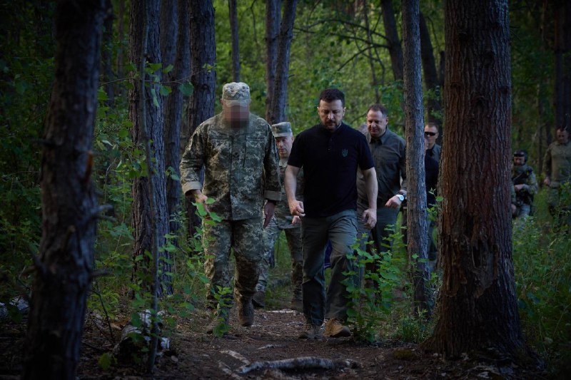 Le Président Zelensky et le commandant en chef des forces armées ukrainiennes Syrsky ont visité le point de déploiement avancé des forces d'opérations spéciales ukrainiennes près de Vovchansk, dans la région de Kharkiv