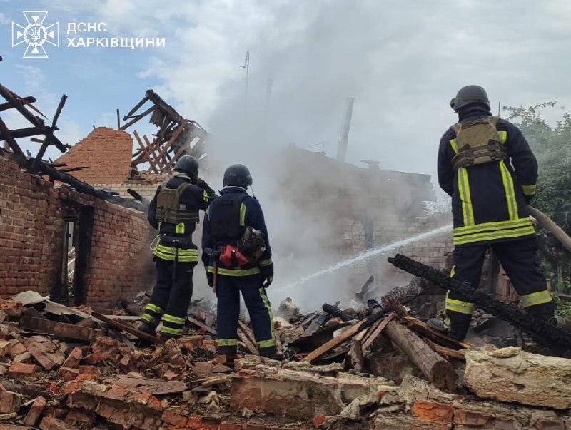 Durch russisches Bombardement verursachter Brand im Dorf Lozova im Bezirk Chuhuiv