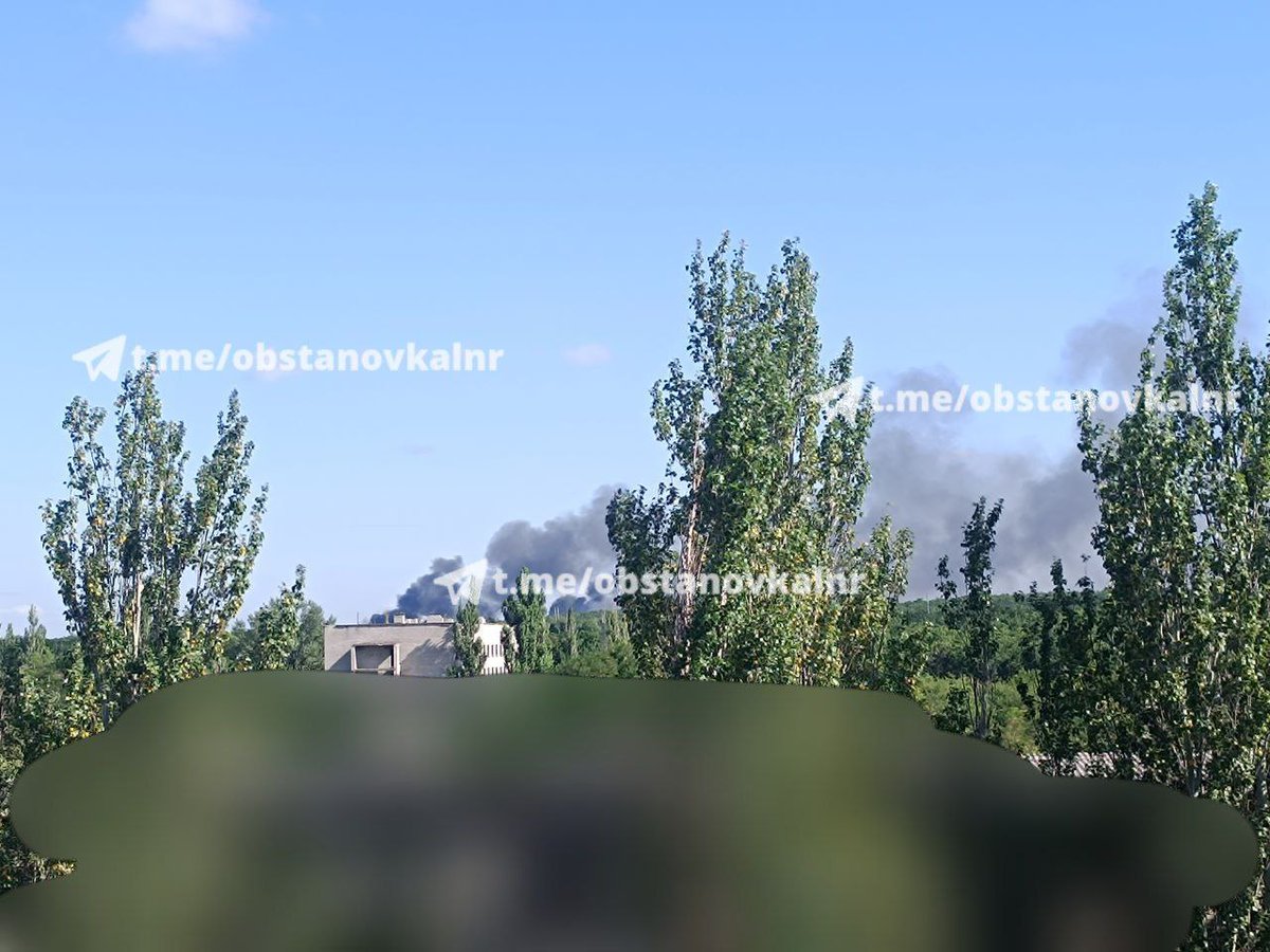 Explosiones en la Lugansk ocupada. Se escucharon dos fuertes explosiones tras las cuales ahora se ve humo.