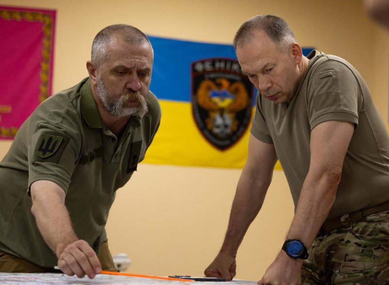 Головнокомандувач ЗСУ Сирський доповідає, що три доби працював з передової: на Покровському напрямку російські війська намагаються прорвати українську оборону біля Желаного, Новогродівки, Покровська.