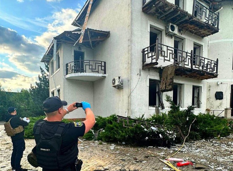 Bei einem nächtlichen russischen Angriff wurde das Haus des russischen Oppositionellen Ilja Ponomarjow in der Region Kiew beschädigt, er und seine Frau wurden verletzt