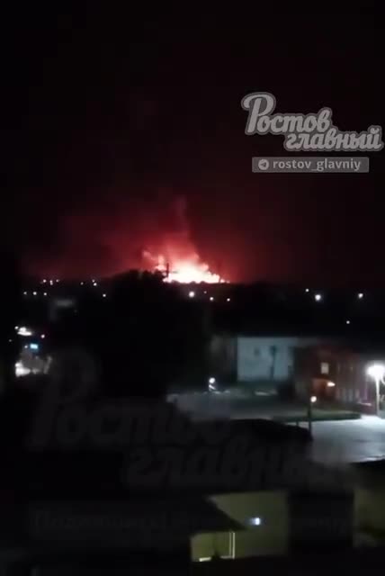 Los vehículos aéreos no tripulados atacaron el aeródromo de Morozovsk, en la región de Rostov, en Rusia. Según la fuente, los tanques de combustible y los almacenes fueron alcanzados. El incendio y las explosiones son masivos.