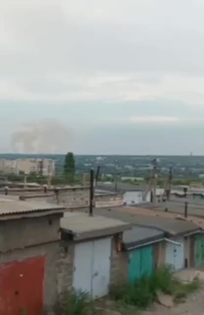 El humo se eleva sobre Luhansk