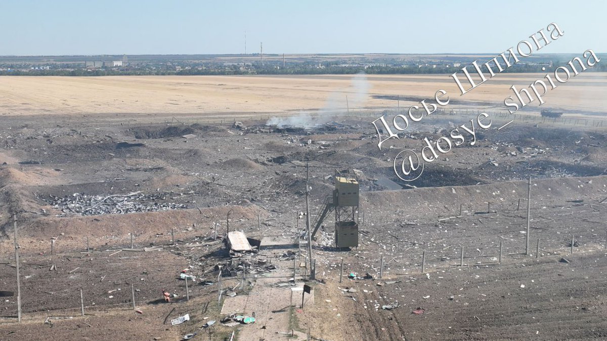 Morozovsk hava üssünde tahrip edilmiş bir Rus havacılık mühimmat deposunun fotoğrafı