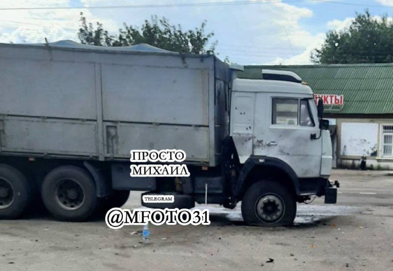 Daños en camiones como consecuencia del ataque con drones en la ciudad de Nezhegol en la región de Bélgorod