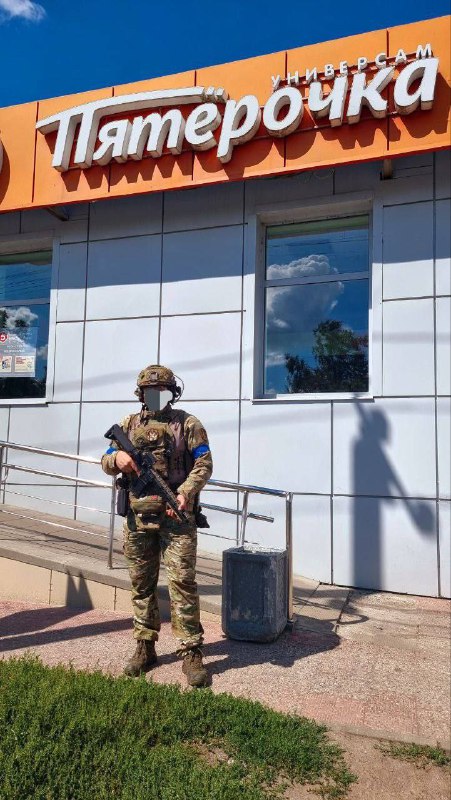 Fotografía de militares ucranianos cerca de una tienda de comestibles local en Zaoleshenka, región de Kursk