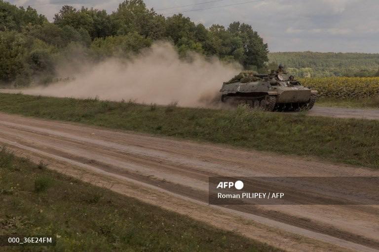 AFP публікує фото українських військових, які перетинають кордон Сумської області