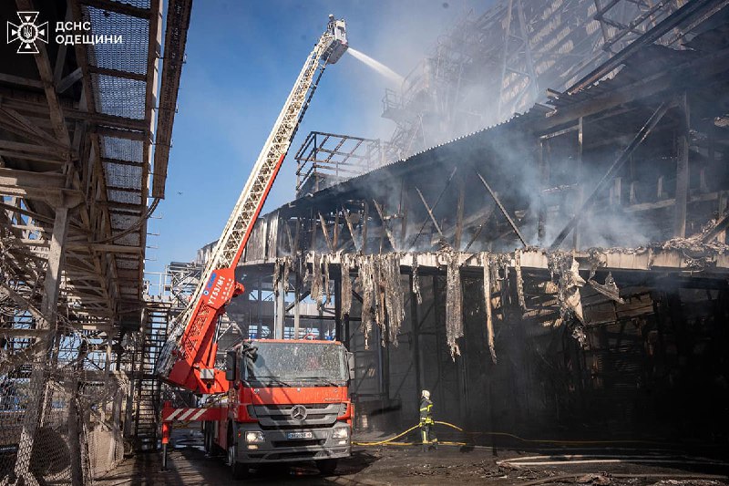 Big fire in Odesa district. A warehouse with grain burned at the enterprise in the village of Vizyrka. The fire area was about 2,000 square meters, - the Odesa State Emergency Service reported