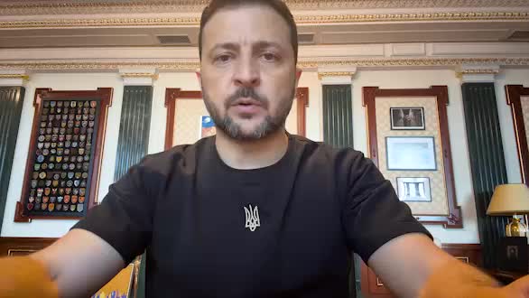 Le président Zelensky : Nous voyons comment la Russie évolue sous le règne de Poutine : il y a 24 ans, la catastrophe du sous-marin Koursk a été le début symbolique de son règne ; et maintenant, on sait quelle sera sa fin. Encore Koursk. Le désastre de sa guerre. Cela arrive toujours à ceux qui méprisent les gens et les règles. La Russie a apporté la guerre aux autres, maintenant elle revient chez elle. L'Ukraine n'a toujours voulu que la paix, et nous allons certainement assurer la paix.