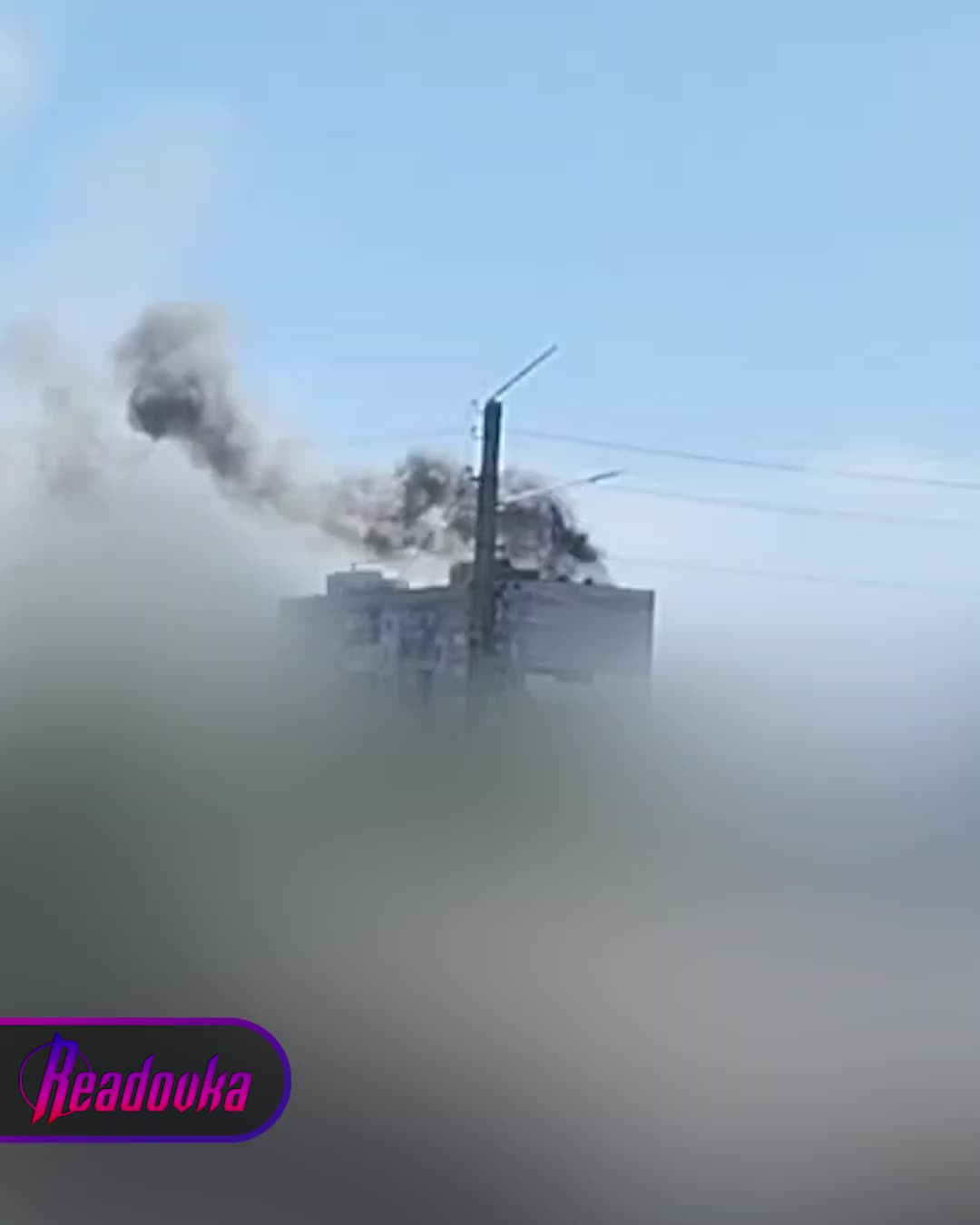 Incendio en una casa residencial en Nova Kakhovka, supuestamente causado por un bombardeo