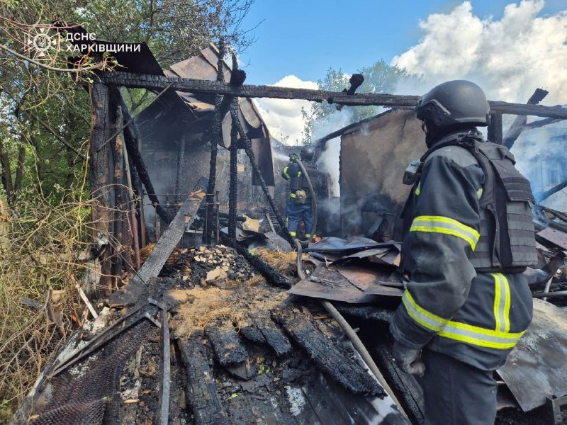 Incendios en la aldea Kruhliakivka del distrito de Kupiansk tras bombardeo ruso con MLRS