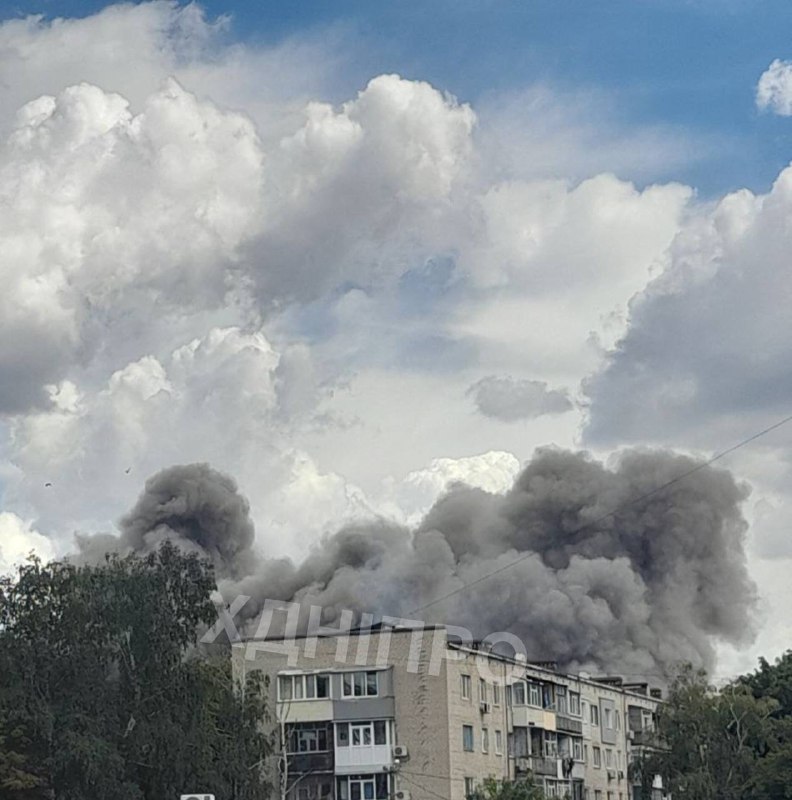 Une explosion signalée et de la fumée s'élevant après à Pavlohrad