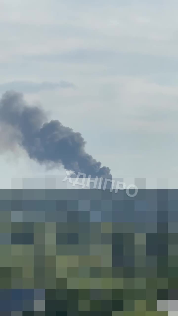 Gran incendio en el lugar de la caída de escombros en la ciudad de Dnipro