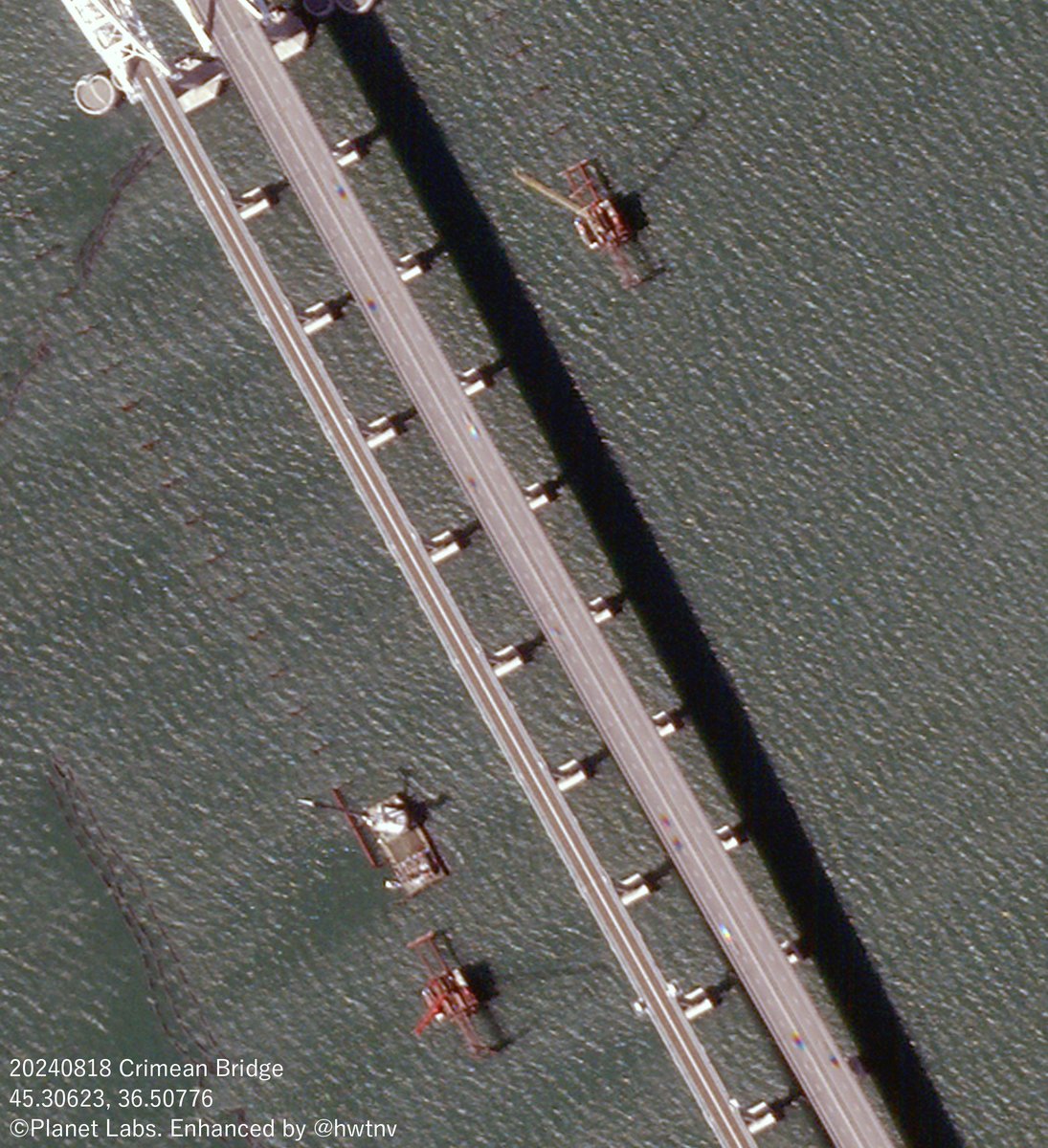 Hochauflösende Satellitenbilder zeigen Schiffe und im Bau befindliche Barrikaden in der Nähe der Krimbrücke auf der Krimhalbinsel am 18. August