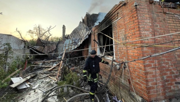 Cinq personnes blessées suite à un bombardement à Chuhuiv pendant la nuit