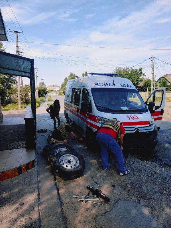 Drei Personen gestern bei russischem Drohnenangriff auf Krankenwagen in Cherson verletzt