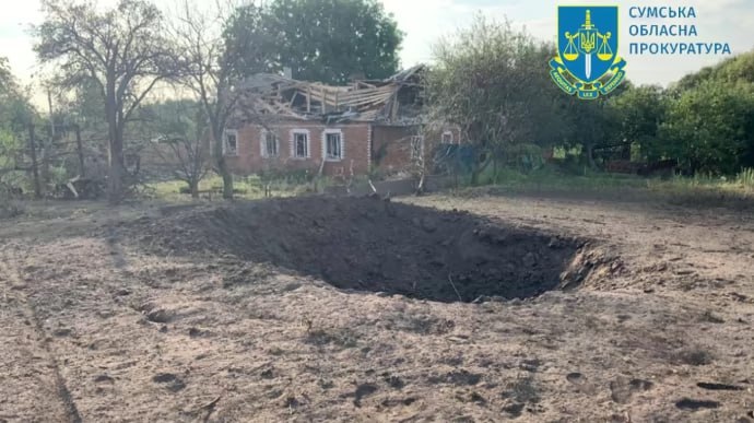 Trois personnes blessées suite à des frappes de missiles russes dans la commune territoriale de Mykolaivka, région de Soumy