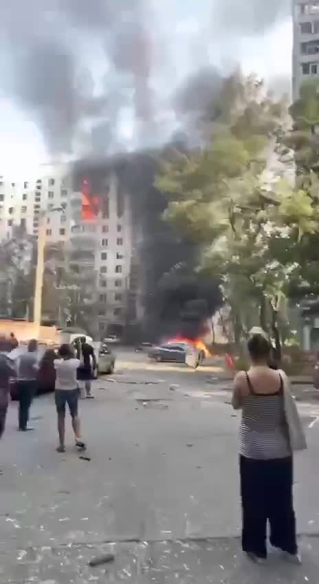 Au moins 28 blessés suite aux frappes aériennes russes à Kharkiv. Le chef du bureau du président ukrainien a publié une vidéo de la maison d'habitation en feu