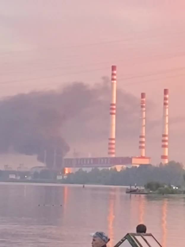 Tver Bölgesi sakinleri, Konakovskaya Eyalet Bölgesi Elektrik Santrali'nde çıkan büyük yangının görüntülerini yayınlıyor. Vali Igor Rudenya'nın bildirdiğine göre, Tver Bölgesi'nin Konakovo bölgesinde, güncellenen verilere göre, hava savunma sistemi tarafından 5 drone düşürüldü