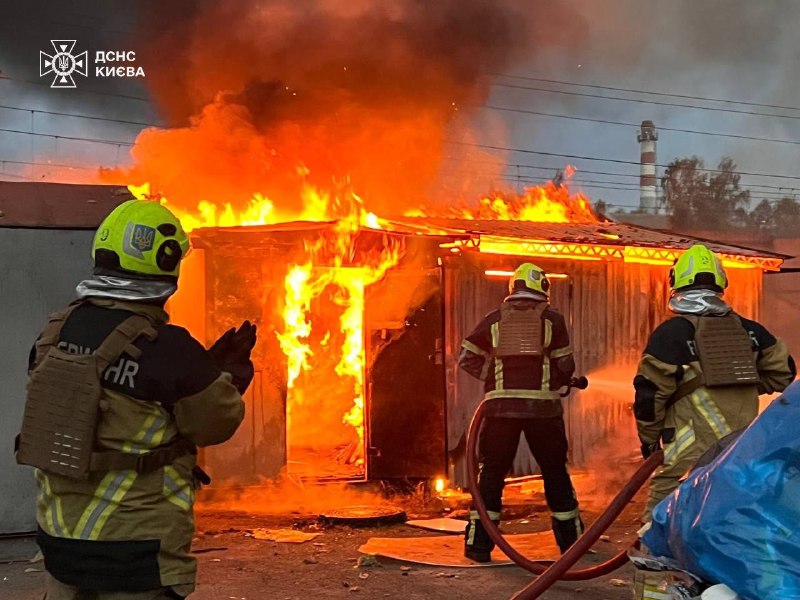 Dégâts et incendies à Kyiv suite à une attaque de missiles russes ce matin