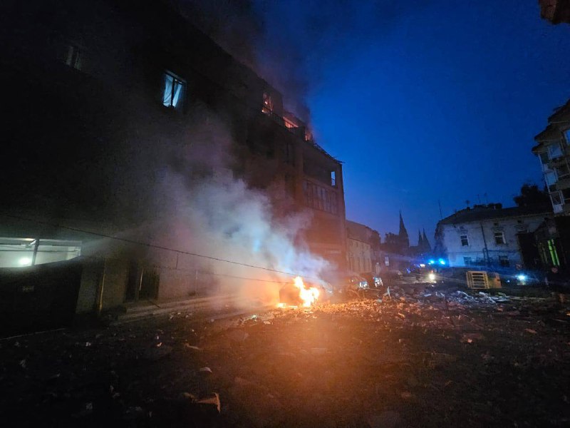 A Lviv, un incendie s'est déclaré dans des immeubles résidentiels à proximité de la gare centrale, a déclaré le maire de Lviv, Sadovy. Deux écoles ne reprendront pas les cours aujourd'hui. De nombreuses vitres ont été brisées dans le quartier des rues Konovaltsia, Brativ Mikhnovskyi et Melnyk.