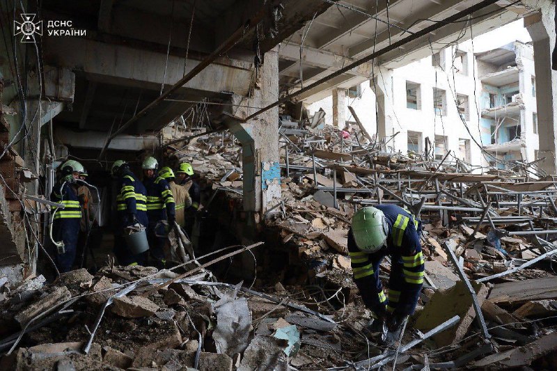 La operación de búsqueda y rescate concluyó en el lugar del ataque con misiles rusos a la Universidad de Comunicaciones. El saldo final es de 55 muertos y 328 heridos