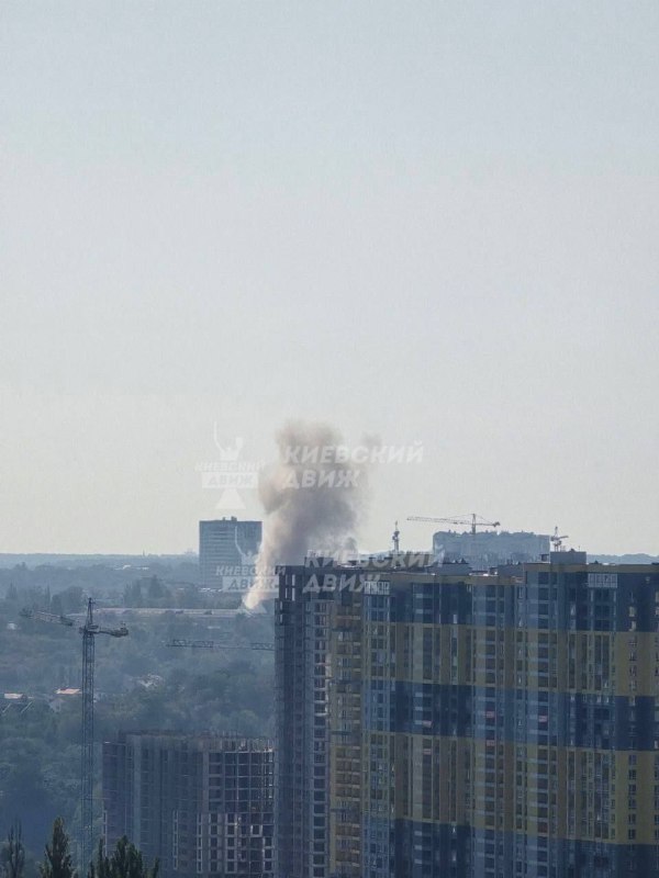 Une explosion a été signalée à Kyiv, de la fumée s'élève sur le site, aucune alerte de menace aérienne avant