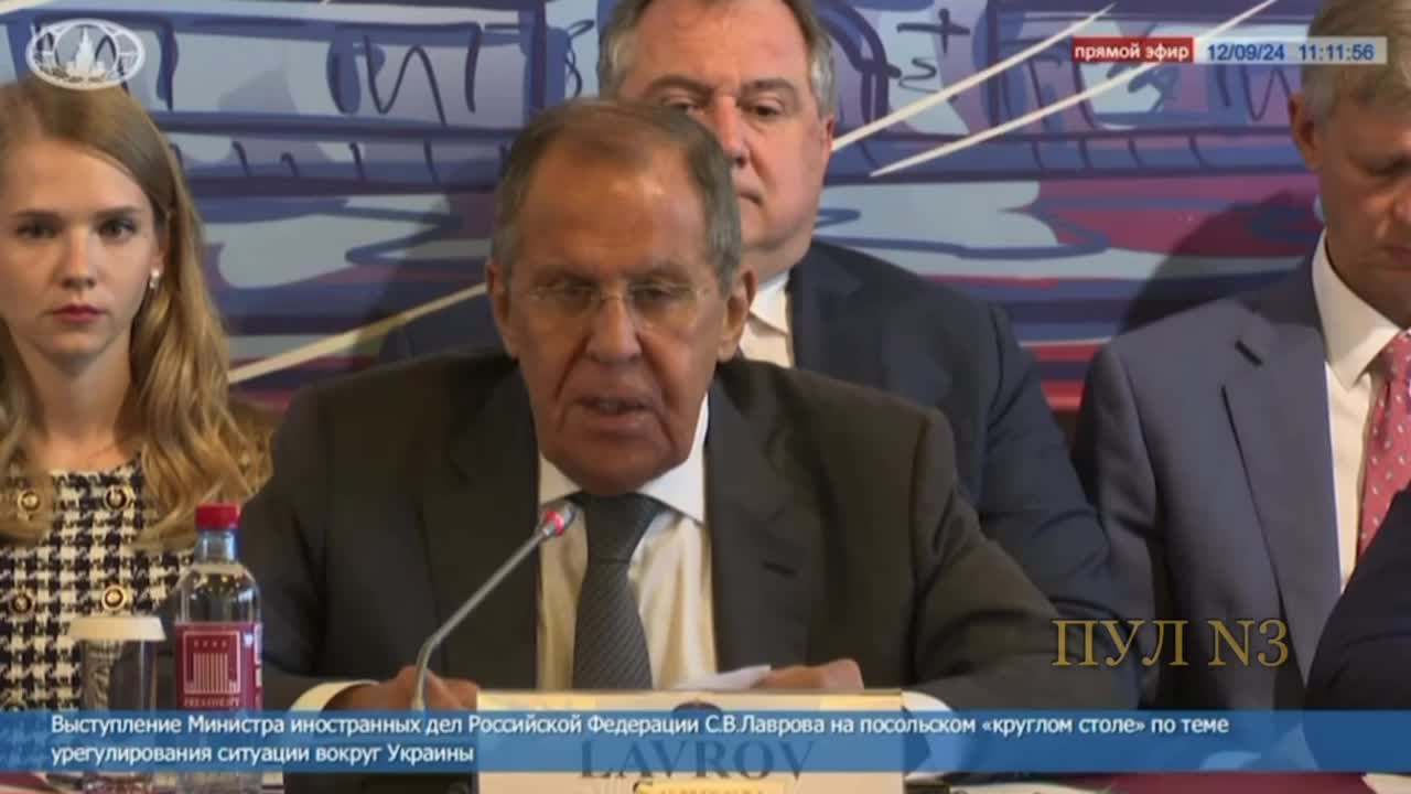 El ministro de Relaciones Exteriores de Rusia, Lavrov, en una reunión con embajadores, afirmó que Rusia cree que Occidente permitió hace mucho tiempo que Ucrania atacara a Rusia con armas de largo alcance.