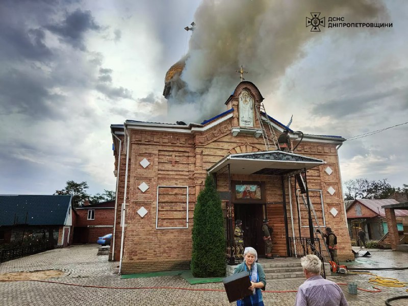 El ejército ruso bombardeó una iglesia en Nikopol, provocando un incendio