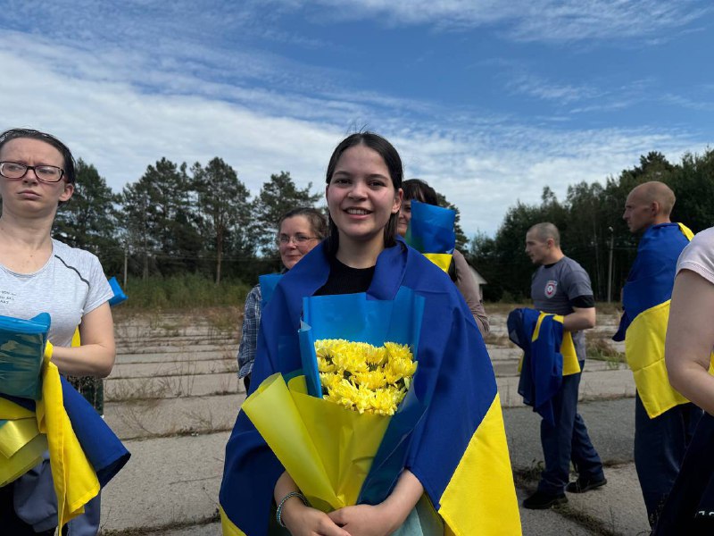 49 ukrainische Kriegsgefangene wurden aus der russischen Gefangenschaft entlassen, darunter auch Leniye Umerova, ein Zivilistin, die als Geisel festgehalten wurde.