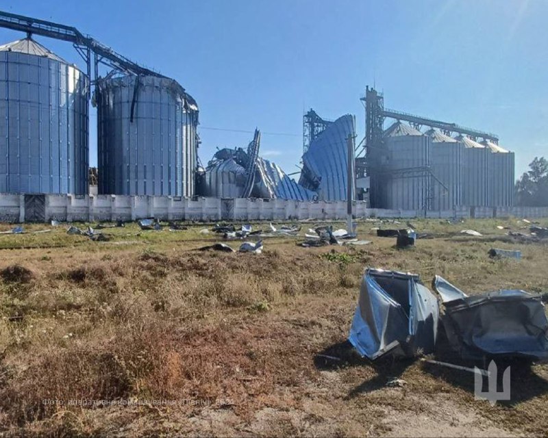 Des silos à grains ont été détruits à la suite d'une frappe aérienne russe à Hlukhiv, dans la région de Soumy