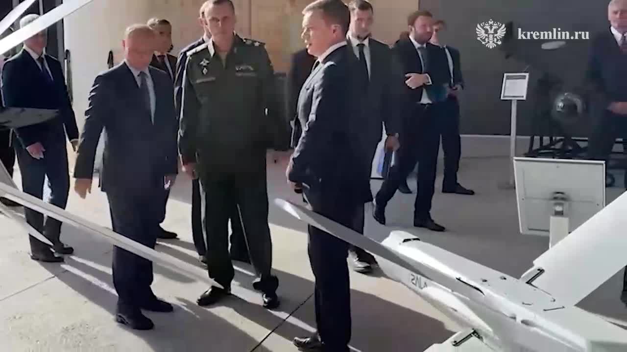 Putin inspeccionó muestras de vehículos aéreos no tripulados en el Centro de Tecnologías Especiales de la empresa de defensa de San Petersburgo