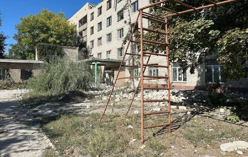 Una instalación educativa fue parcialmente destruida como resultado de los bombardeos en Kramatorsk