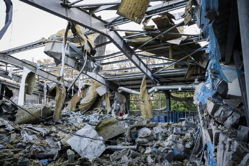 Une personne tuée et huit blessées à la suite d'une frappe aérienne russe avec une bombe planante FAB-500 sur une boulangerie à Kharkiv, au total 3 bombardiers Su-34 ont lancé 8 bombes planantes vers la ville