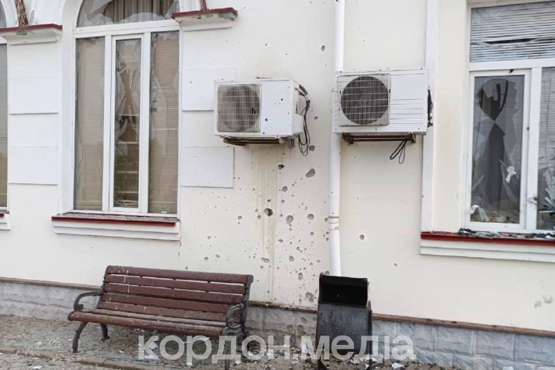 Der Bahnhof in der Stadt Khutir-Mykhailivskyi (Druzhba) wurde von FPV-Drohnen angegriffen