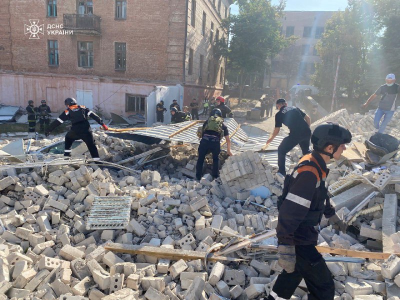 A body of a woman was extracted from the rubble of police department in Kryvyi Rih. Death toll of Russian missile strike is at 1 person killed, 6 wounded