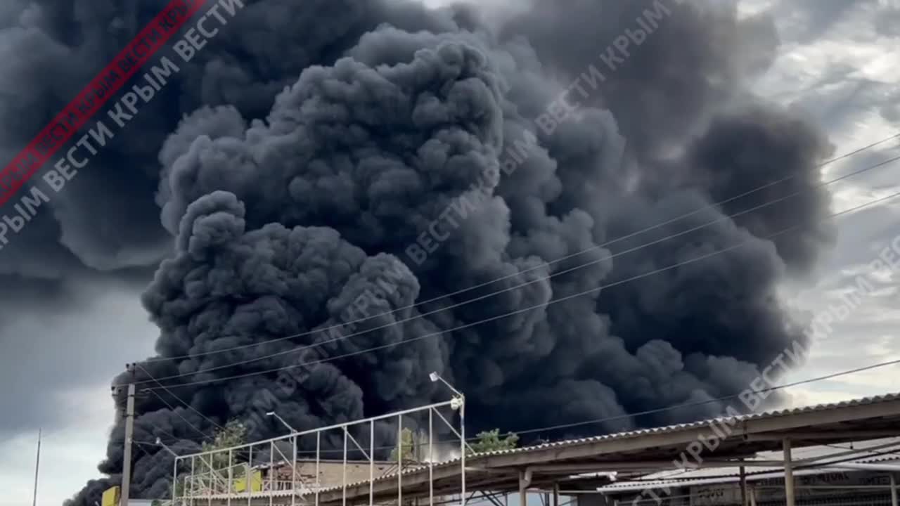 Environ 300 citoyens doivent être évacués en raison de l'incendie du dépôt pétrolier de Feodosiya